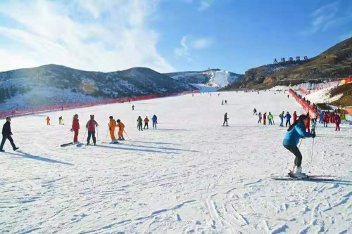 呼市太伟滑雪场室外滑雪迎圣诞，特推出砍价活动供消费者参加