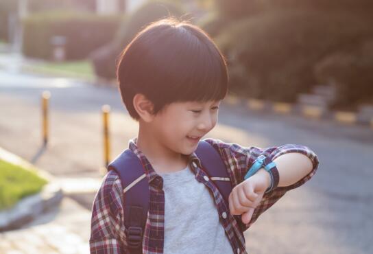 儿童学习手表哪个好，阿尔法蛋学习手表G6抬手直接问，学习无烦恼