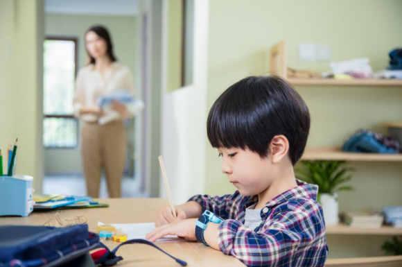 孩子学习有困难？阿尔法蛋学习手表G6“抬手即问，问题秒回”