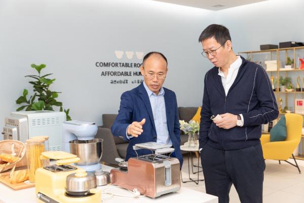 面对3000家友商，“小熊”如何泅渡红海 |吴晓波下午茶