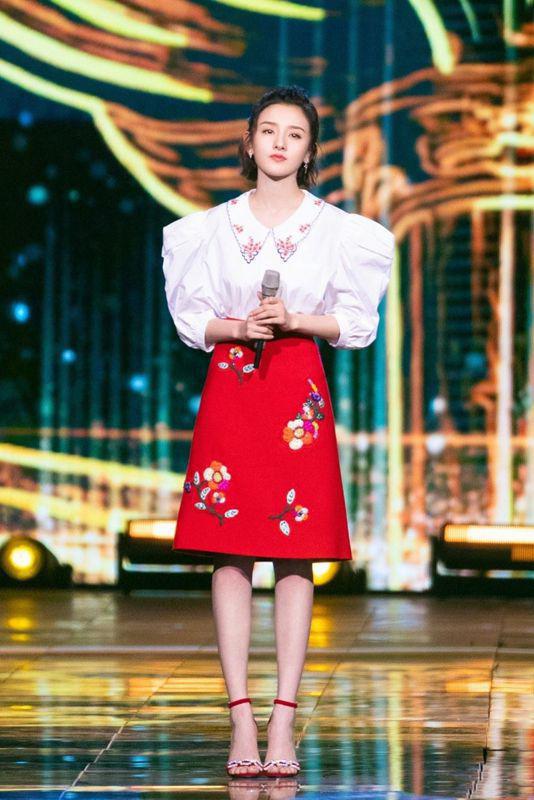 宋祖儿穿着STELLA LUNA高跟鞋出席央视跨年盛典明媚动人