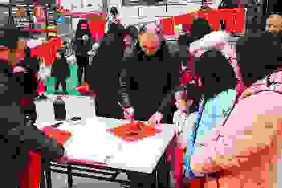 挥毫泼墨送春联 彩生活小区年味浓