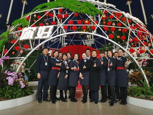东航浦东单日出港春运旅客首破五万—繁忙春运路上的暖心身影