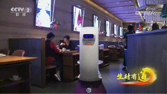 惊呆！这台送餐机器人竟然懂得“礼让行人”？！