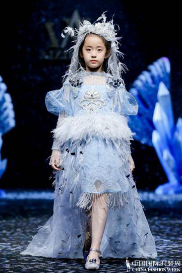 AIZILINLIN·张雯：“冰雪奇缘 春暖花开”拉开中国国际时装周童装高定礼服开幕大秀（3）