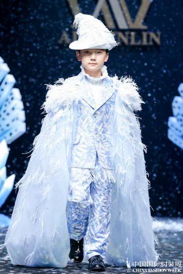 AIZILINLIN·张雯：“冰雪奇缘 春暖花开”拉开中国国际时装周童装高定礼服开幕大秀（3）