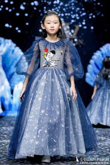 AIZILINLIN·张雯：“冰雪奇缘 春暖花开”拉开中国国际时装周童装高定礼服开幕大秀（3）