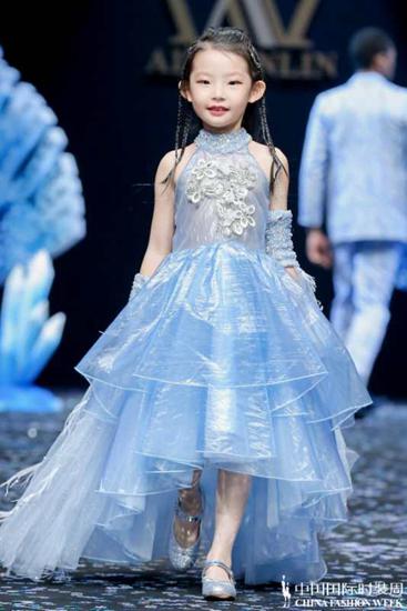 AIZILINLIN·张雯：“冰雪奇缘 春暖花开”拉开中国国际时装周童装高定礼服开幕大秀（3）