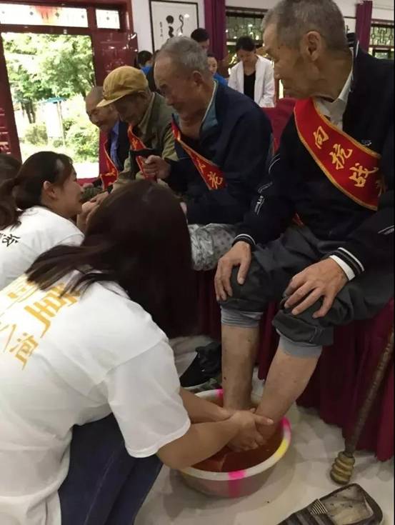 公益老兵洗脚