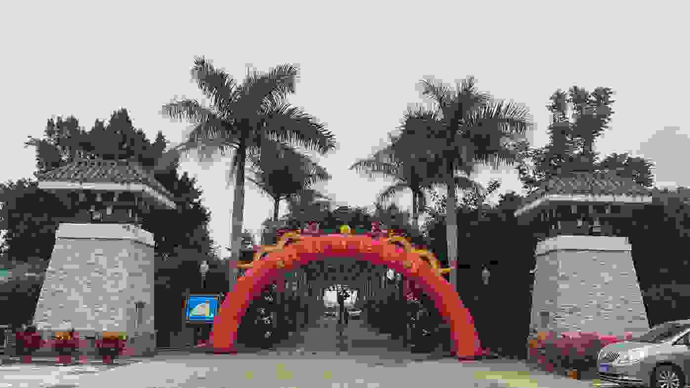 海南花卉大世界十三周年了，是海口市花卉产业示范项目