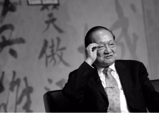 何开华案前摆金庸著作，秉承大侠精神