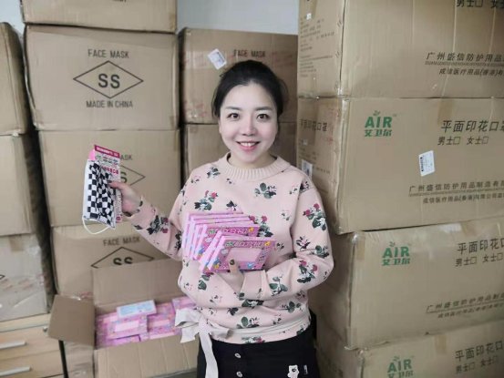为了口罩，这个姑娘拼了
