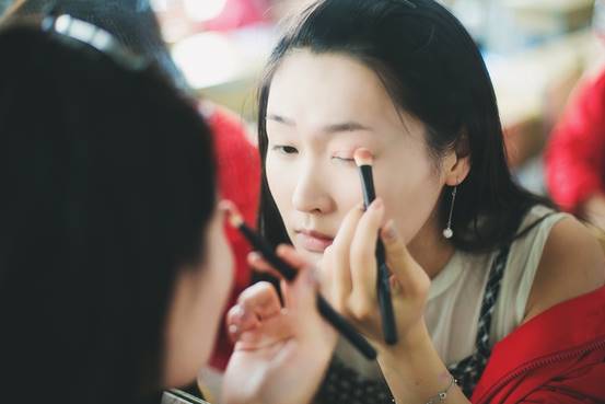 春晚当红花旦造型美妆师功不可没，艾尼斯领跑美妆教育18载