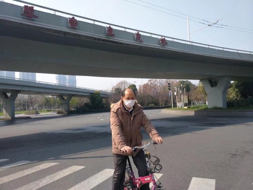 家乐福硬核“逆行员工”：51岁骑行70分钟跨江上班