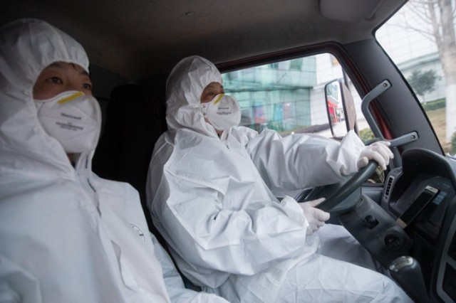 给方舱送货:4吨物资 90后小伙一个个扛上车