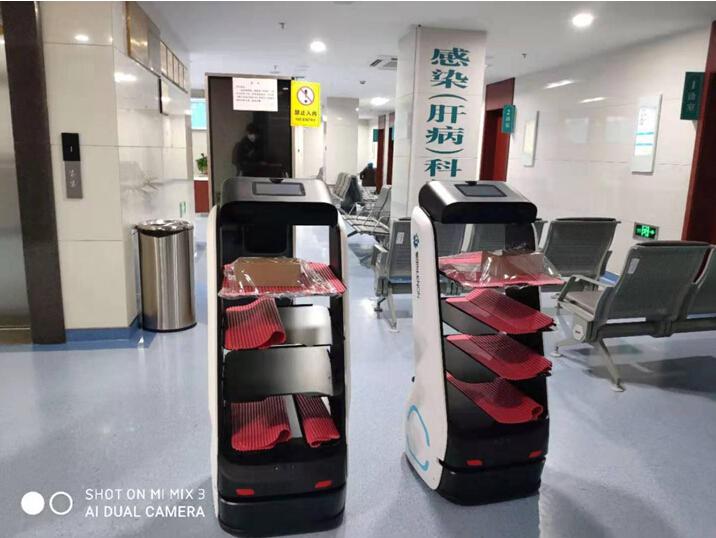 疫情之下，送餐机器人代替江苏省中医院医护人员进行物品传送
