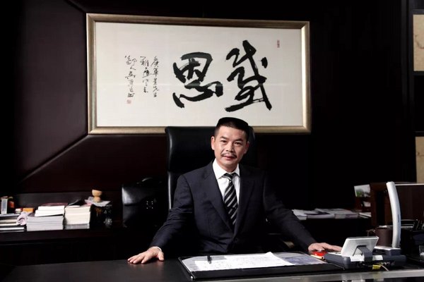 珀莱雅董事长侯军呈荣获“全球杰出华人-华人之光”大奖
