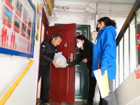 温暖进社区，链家社区联络员为老人“隔空”送菜