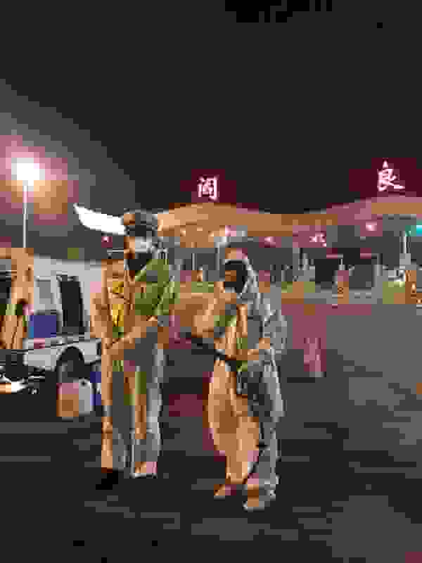 艰难抗疫路 靓丽“巾帼红”