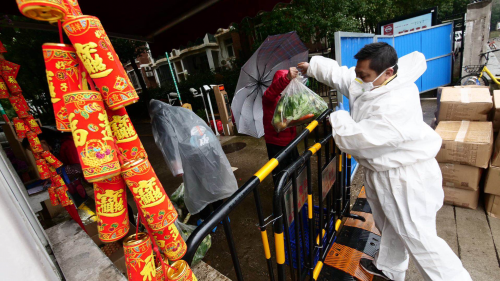 穿梭在医院、农贸市场、社区的“战疫”摆渡人