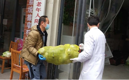 情系武汉, 扶贫驰援一肩挑