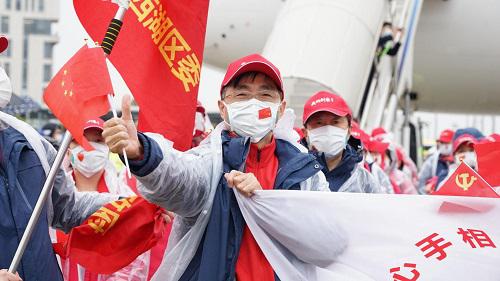 东航20架包机从武汉飞9地 1天接回3125名白衣战士