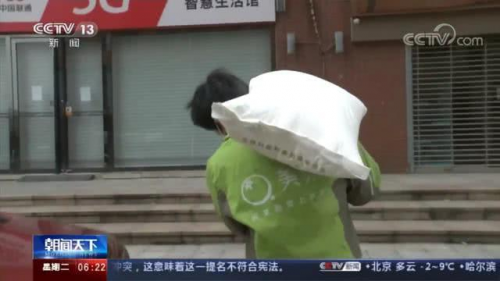 美菜小哥央视亮相，那抹绿色洒遍城市各个角落