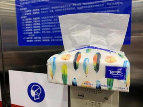 从电梯间到车厢，得宝纸巾一路精致守护卫生安全