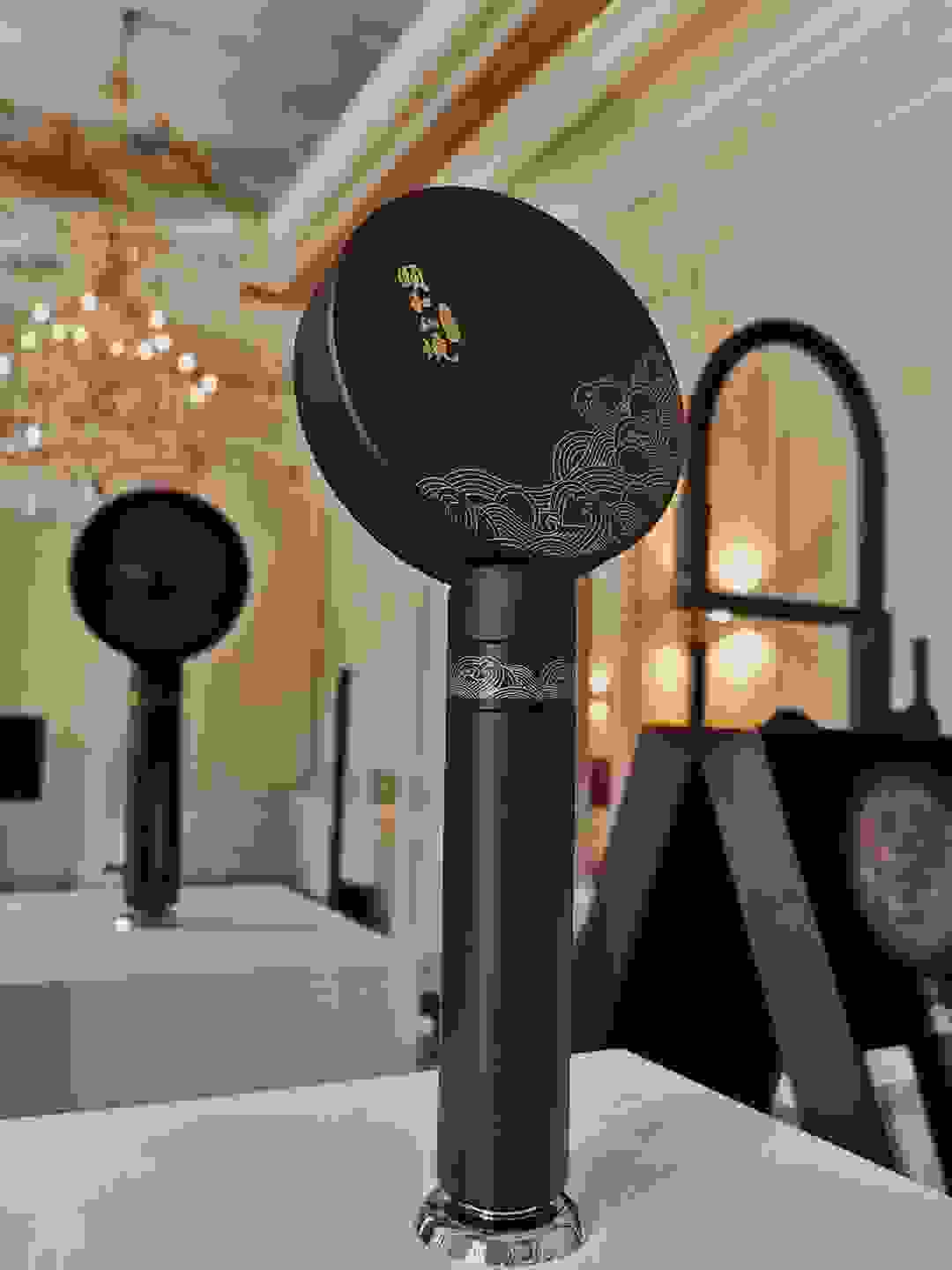 C:/Users/think/Desktop/颐和仙境新闻稿/在法国展现场的颐和仙境主题卫浴产品.jpg