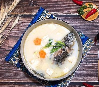 金龙鱼食用油成就奶白好汤品，鲫鱼豆腐汤的美味诀窍竟是它!