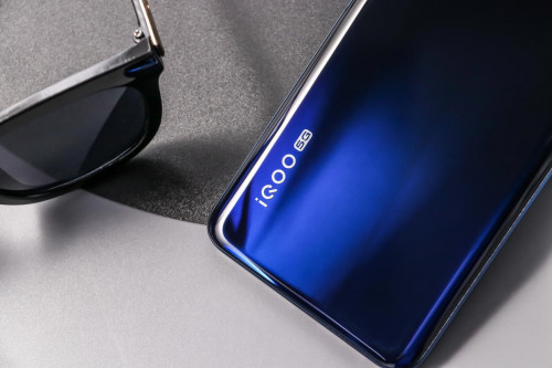 从图片看懂iQOO Neo3，竞速屏＋深邃配色展现别具一格的美