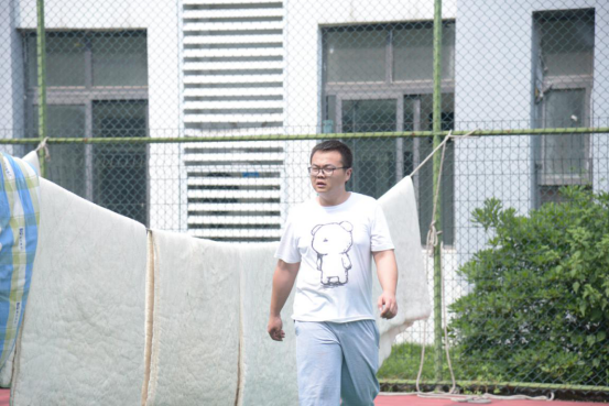 重庆万通暖心服务 为学生们晒棉被