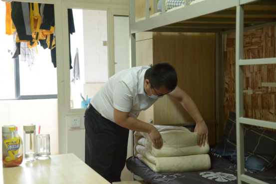重庆万通暖心服务 为学生们晒棉被