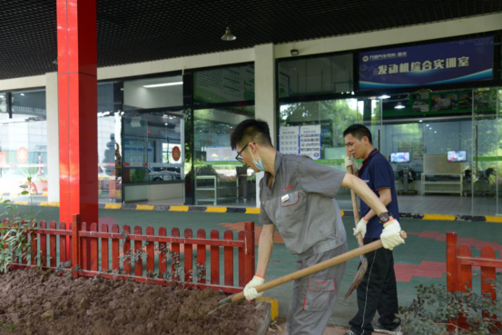 重庆万通暖心服务 为学生们晒棉被