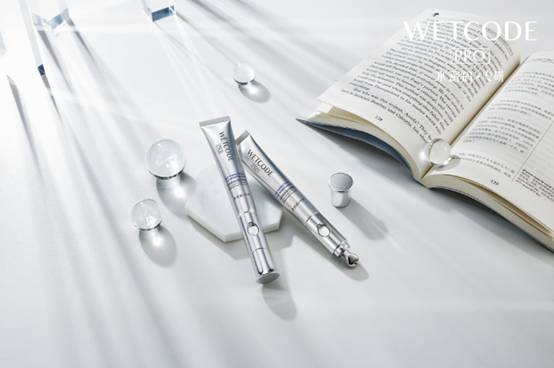会玩IP更懂你！水密码白金熨斗专研眼霜凭实力出圈