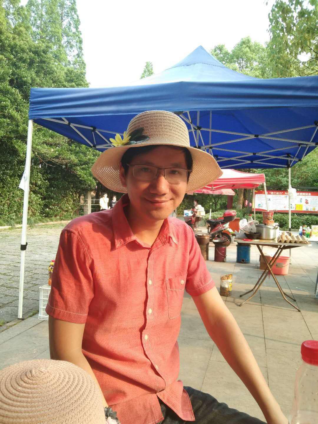 杨文彬草帽.jpg
