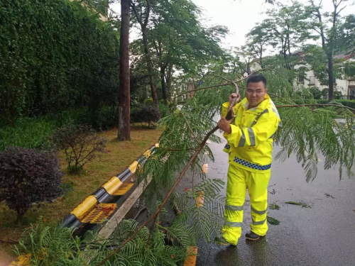 富力物业防汛抢险进行时！与暴风雨赛跑，做社区开路人