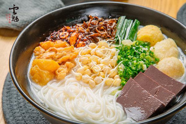 “舌尖”大厨黄静昆26年磨一剑 打造“好健康”的新派过桥米线