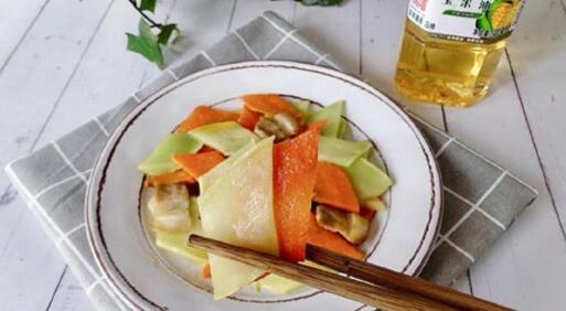 金龙鱼玉米油食谱安利,莴苣炒肉清新不油腻