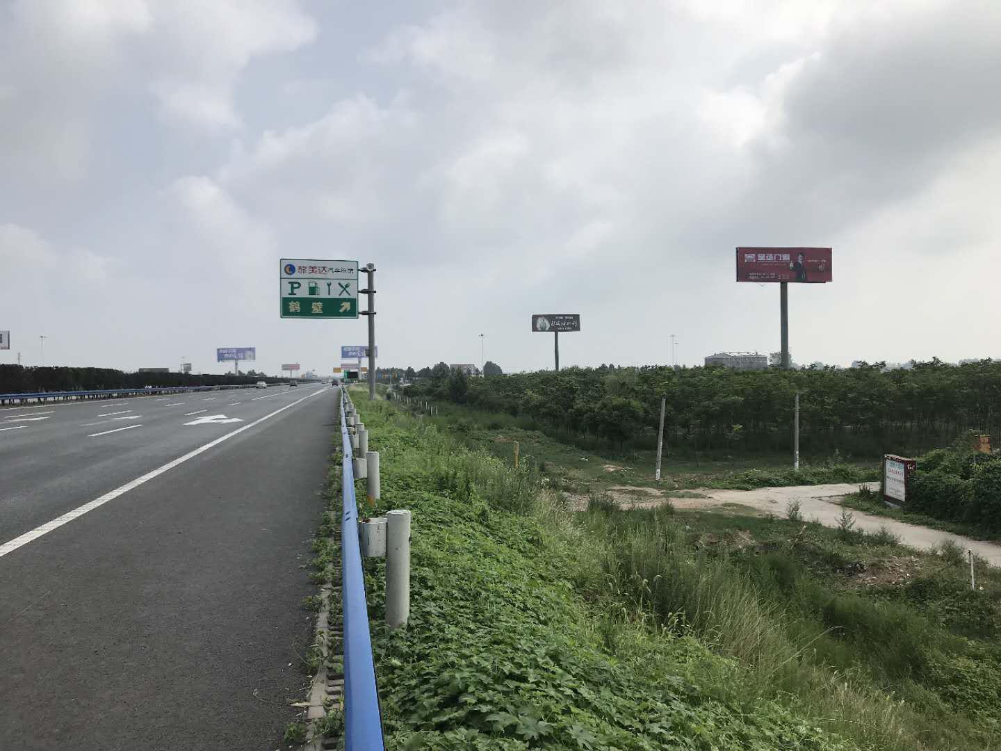 深化品牌建设 皇丞门窗高速广告亮相