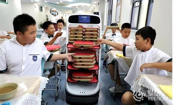 武汉经开外校食堂启用送餐机器人 倡导学生有序就餐