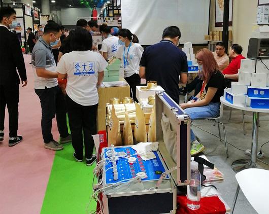 灸大夫携新品i9迷你智能灸亮相2020广州国际美博会.jpg