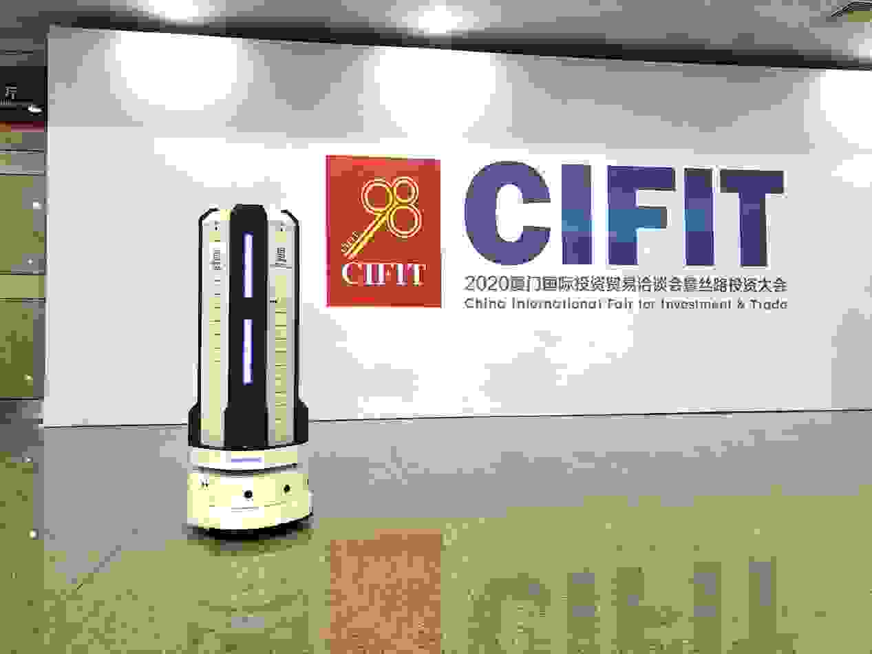 一張含有 坐, 櫃台, 廚房, 直立的 的圖片自動產生的描述