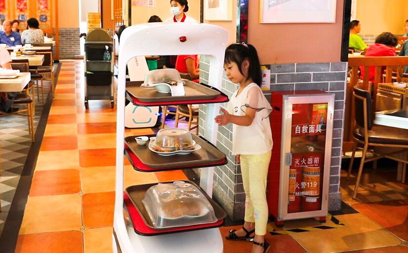 疫情推动无接触餐饮新业态 送餐机器人价值凸显