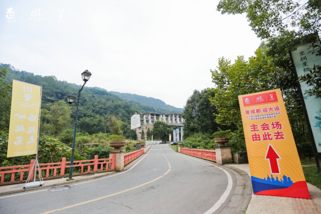 走进大邑汽车旅游文化节 越野达人玩穿越