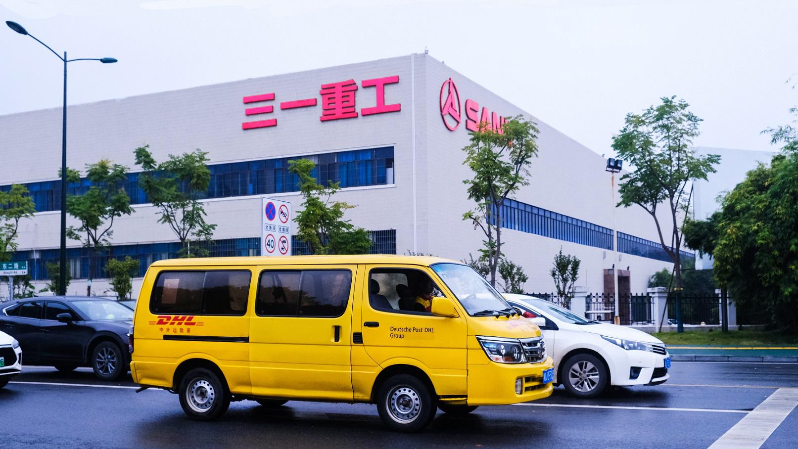 DHL快递派送车在长沙市经开区派送.jpg