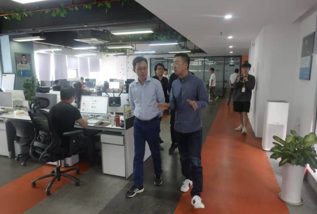 情怀棋牌：江苏广电集团领导一行莅临公司参观交流
