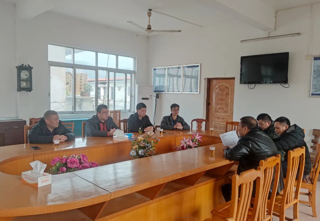 与登阳村委干部座谈.jpg
