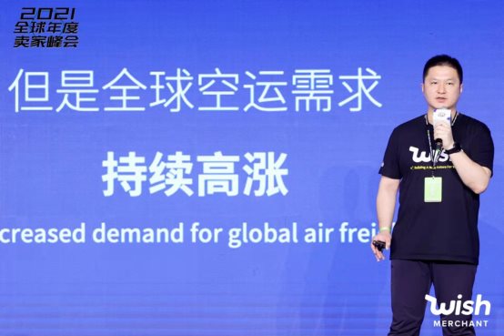 穿紫色衣服的女人
中度可信度描述已自动生成