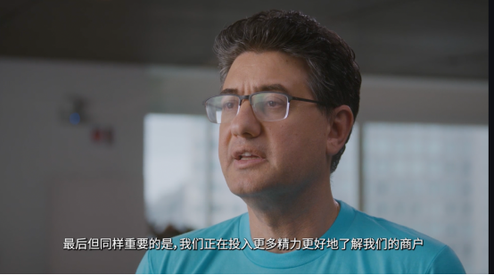 穿着蓝色衣服的男人
描述已自动生成